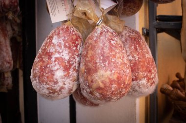 cojoni di mulo eşek eti ile hazırlanan denilen tipik umbria'nın salam