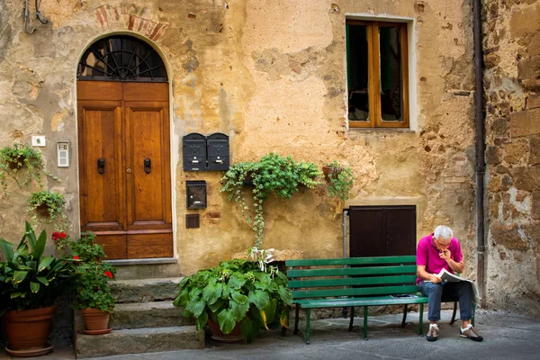 emekli okuma gazete pienza, Toskana, İtalya