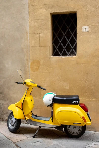 Piaggio Vespa 전형적 이탈리아 스쿠터 로열티 프리 스톡 사진