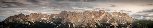 Catinaccio veya Rosengarten lastikler Vadisi, Val D'Ega ve Val di Fassa Sciliar doğal park arasında bir massif Dolomites içinde bulur grubudur. Rakım, 3004 mt ile Catinaccio D'Antermoia, ot bağlandı.