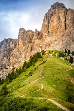Günbatımında pembe döner, açık renk onun kayalar nedeniyle soluk Dağları olarak da adlandırılan Dolomites, dağ grupları İtalyan Doğu Alplerinin ortasından geçiyordu bir grubuz. Dolomites'in en güzel dağ manzaraları arasında yaygın olarak kabul edilir