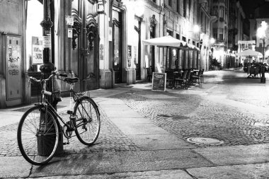Turin, gece görünümünü via mercanti bir sokak lambası karşı yaslanmış bir bisiklet ile siyah beyaz Piedmont, İtalya
