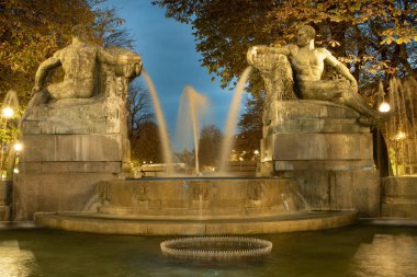 Turin, Piedmont, İtalya - Fontana Angelica olduğunu Turin, Giovanni Riva tarafından tasarlanmış ve Via Solferino (Solferino Meydanı) içinde bulunan tarihi bir Çeşmesi. Dört mevsim temsil eder: iki kadın figürleri (Bahar ve yaz temsil eden) ve iki erkek 