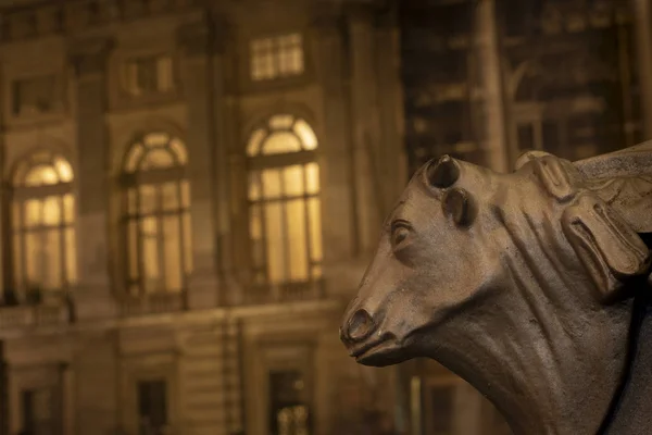 Turin, Piedmont, İtalya: Bodrum katında bir sokak lambası ile Palazzo Madama Piazza Castello içinde arka planda boğa baş ayrıntı gece görünümü.