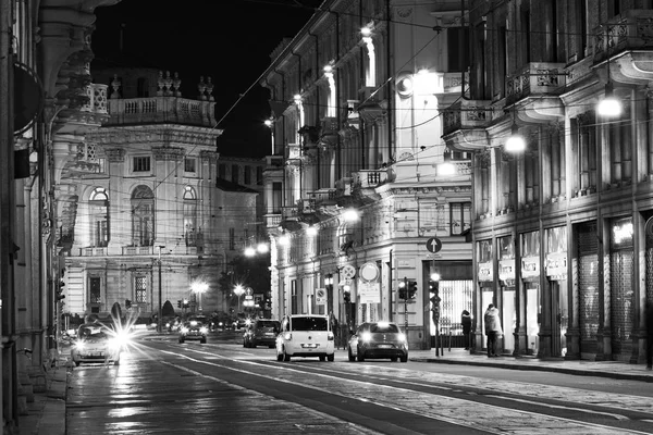 Turin, Piedmont, İtalya, gece görüş, siyah ve beyaz arabalar ve insanlar ile cernaia yolu ile
