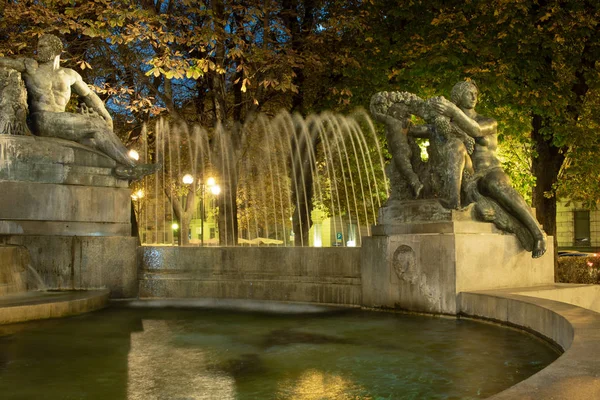 Turin, Piedmont, İtalya - Fontana Angelica olduğunu Turin, Giovanni Riva tarafından tasarlanmış ve Via Solferino (Solferino Meydanı) içinde bulunan tarihi bir Çeşmesi. Dört mevsim temsil eder: iki kadın figürleri (Bahar ve yaz temsil eden) ve iki erkek 