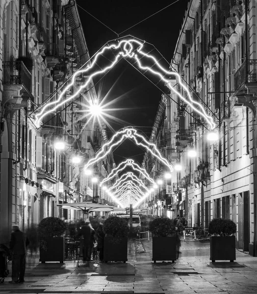 Turin, Piedmont, İtalya. Via garibaldi - garibaldi siyah beyaz sokak içinde luci d'artista gece görünümü