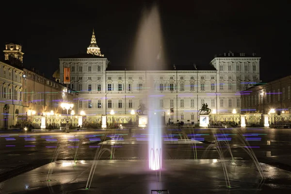 Turin, Piedmont, İtalya. Piazza castello bir çeşme gece görünümü