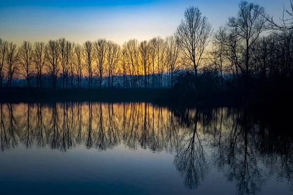 Gün batımında, güzel lakefront Park yakınındaki Güney Piyemonte'daki Torino eyaletine yansıyan ağaçları ile nehir Po (po Morto Limanı)