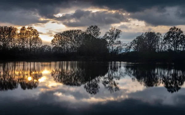 Reflets colorés des arbres sur la rivière — Photo