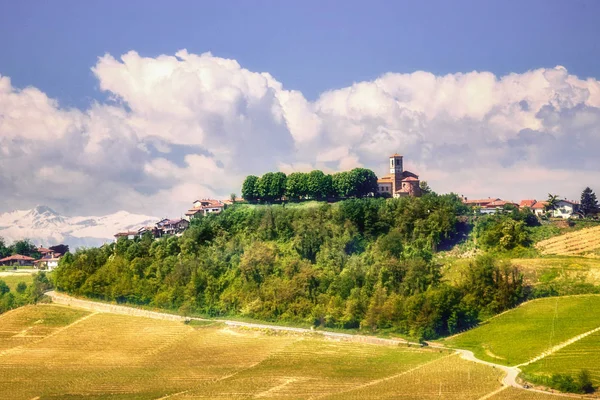 Langhe ve Monferrato bahar manzara