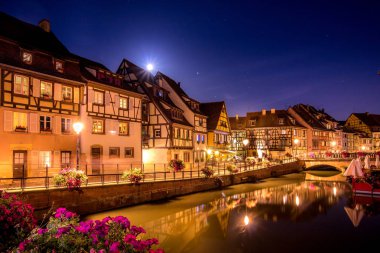 colmar renkli gece manzarası, Alsace, çiçek ve ışıklarla Fransa