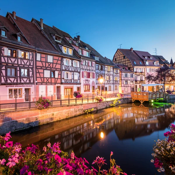 colmar renkli gece manzarası, Alsace, çiçek ve ışıklarla Fransa