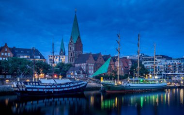 Bremen, Almanya, teknelerle mavi saat görünümü
