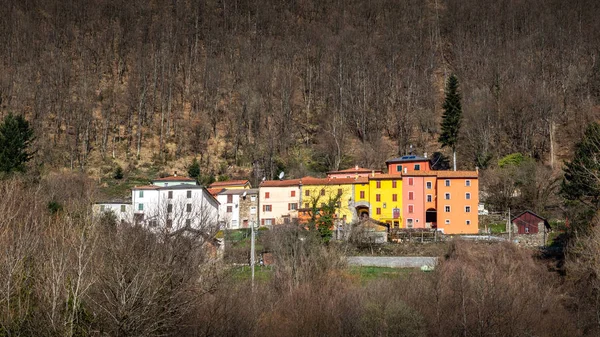 Невелике гірське селище з дуже яскравими будинками — стокове фото