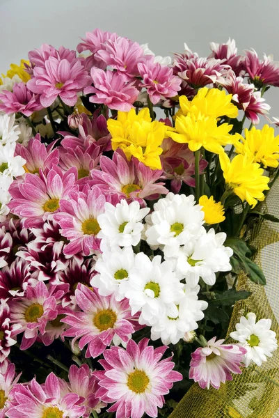 The flowers are on the wedding table — Stock Photo, Image