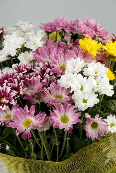 The flowers are on the wedding table — Stock Photo, Image