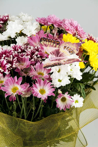 The flowers are on the wedding table — Stock Photo, Image