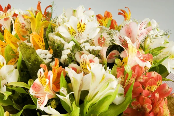 The flowers are on the wedding table. Women's Day — Stock Photo, Image