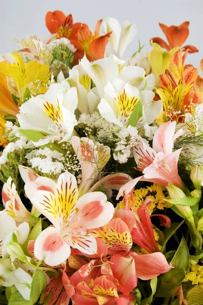 The flowers are on the wedding table. Women's Day — Stock Photo, Image