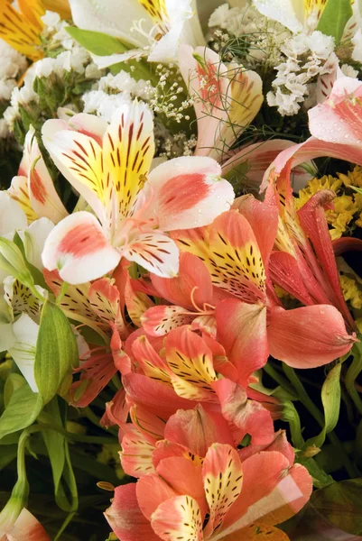 Les fleurs sont sur la table de mariage. Journée de la femme — Photo