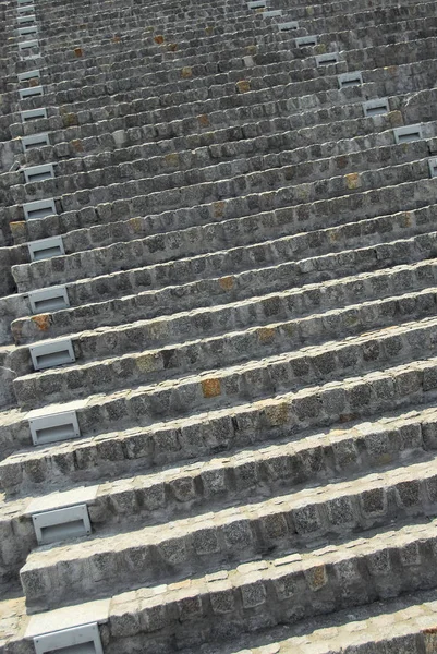 Escaliers ronds circulaires en pierre de luxe. Sur l'angle, vue de gauche. Shale rouge broyé et verdure à droite . — Photo