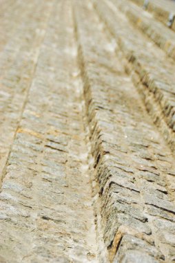 Dairesel lüks taş Bahçe adımları yuvarlanır. Açı, soldan izlendi. Ezilmiş kırmızı şeyl ve sağdaki yeşil.