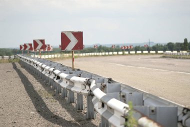 sağ ve sol işaret yolun sonundaki yol işaretleri