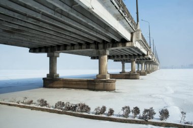 Kışın donmuş bir Dnipro nehir üzerinde köprü