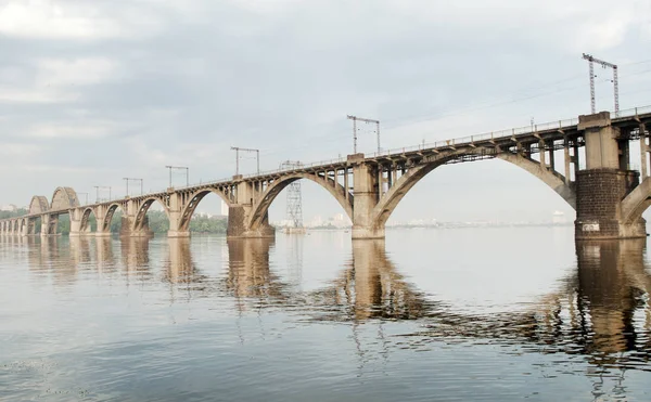 Nehir üzerinde köprü. Dnepr Nehri