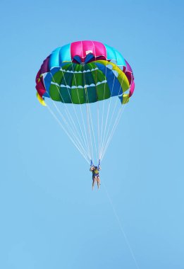 Bir paraşüt üzerinde deniz, deniz üzerinde uçan Yamaçparaşütü uçmak
