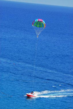 Bir paraşüt üzerinde deniz, deniz üzerinde uçan Yamaçparaşütü uçmak