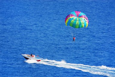 Bir paraşüt üzerinde deniz, deniz üzerinde uçan Yamaçparaşütü uçmak