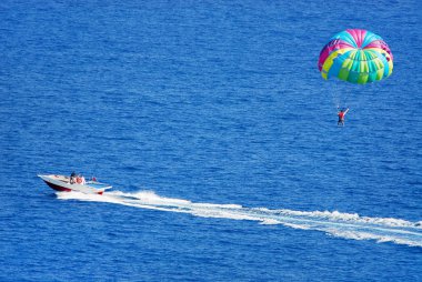 Bir paraşüt üzerinde deniz, deniz üzerinde uçan Yamaçparaşütü uçmak