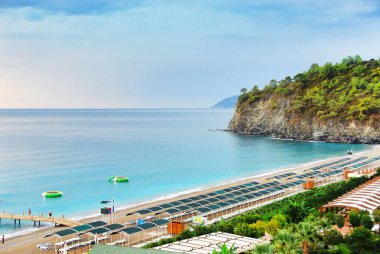 Ağaçlar ve huysuz gökyüzü güzel bir plaj. Yaz tatil seyahat tatil arka plan kavramı. Lüks seyahat etmek yaz tatil arka plan kavramı.