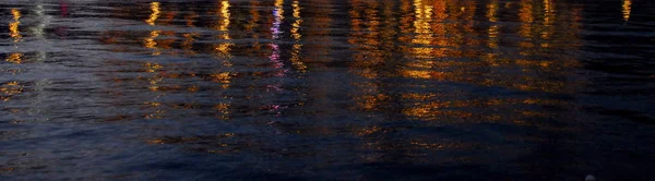 Agua por la noche, luces en el agua, reflejo en la piscina — Foto de Stock