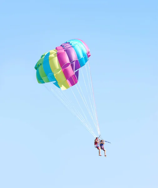 Fallschirm über dem Meer fliegen, Gleitschirm über dem Meer fliegen — Stockfoto