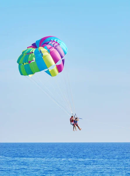 Vola un paracadute sul mare, parapendio che vola sul mare — Foto Stock