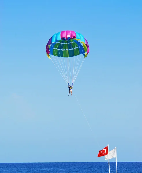 Fallschirm über dem Meer fliegen, Gleitschirm über dem Meer fliegen — Stockfoto