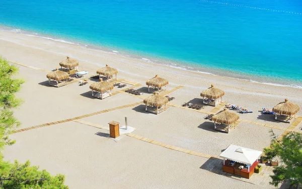 Vacker strand med träd och lynnig himmel. Sommar semester resor semester bakgrund koncept. Lyxiga resor sommaren semester bakgrund koncept. — Stockfoto