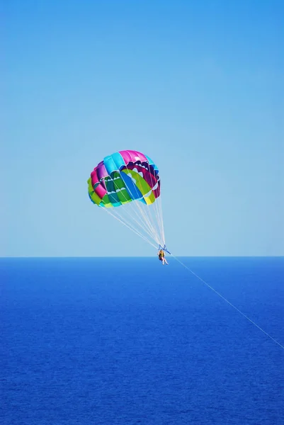 Vola un paracadute sul mare, parapendio che vola sul mare — Foto Stock