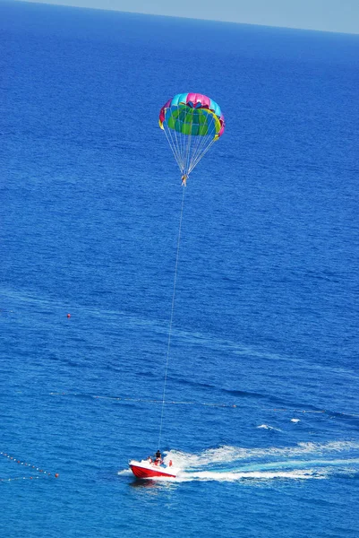 Fallschirm über dem Meer fliegen, Gleitschirm über dem Meer fliegen — Stockfoto
