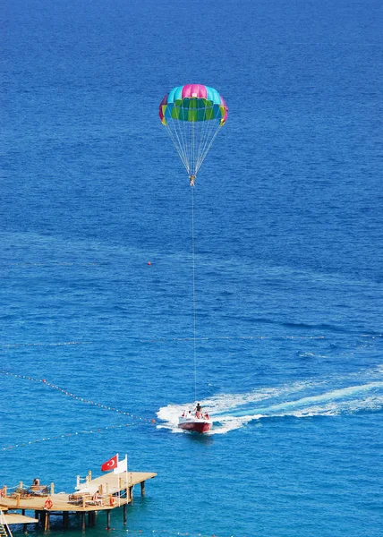 Fly a parachute over the sea, paraglider flying over the sea — Stock Photo, Image