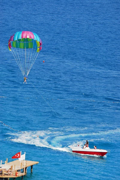 Fallschirm über dem Meer fliegen, Gleitschirm über dem Meer fliegen — Stockfoto