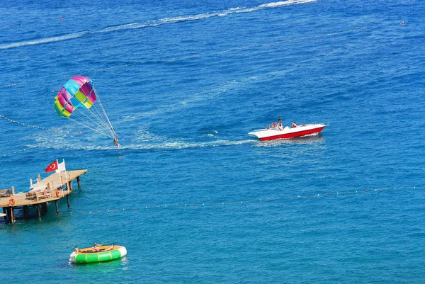 Volar un paracaídas sobre el mar, parapente volando sobre el mar — Foto de Stock