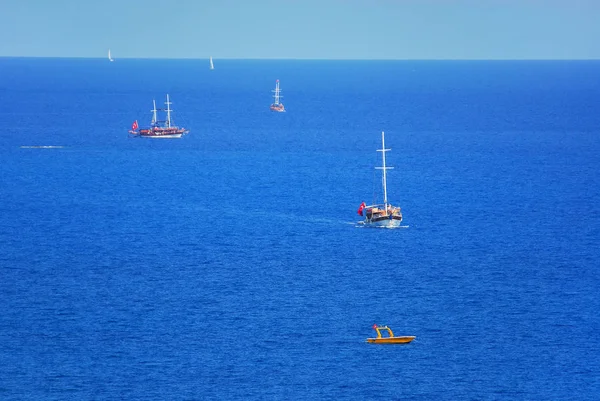 Veel verschillende schepen op zee - Top-down luchtfoto afbeelding — Stockfoto