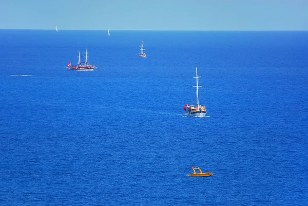 Багато різних кораблів на морі - зверху вниз повітряних зображення — стокове фото