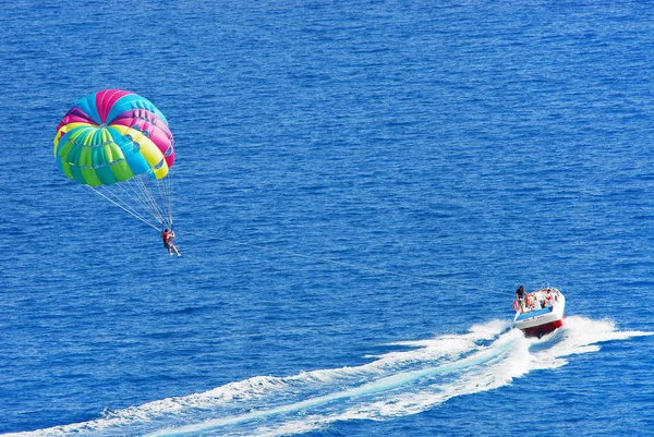 Fallschirm über dem Meer fliegen, Gleitschirm über dem Meer fliegen — Stockfoto