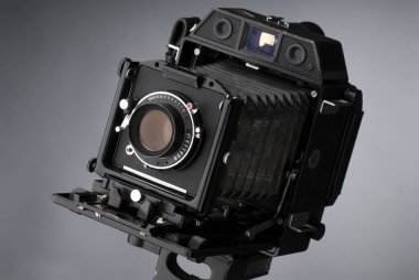 Eski profesyonel fotoğraf makinesi gri arka plan üzerinde