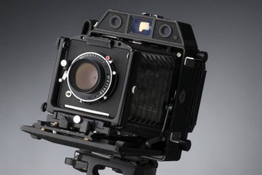 Eski profesyonel fotoğraf makinesi gri arka plan üzerinde